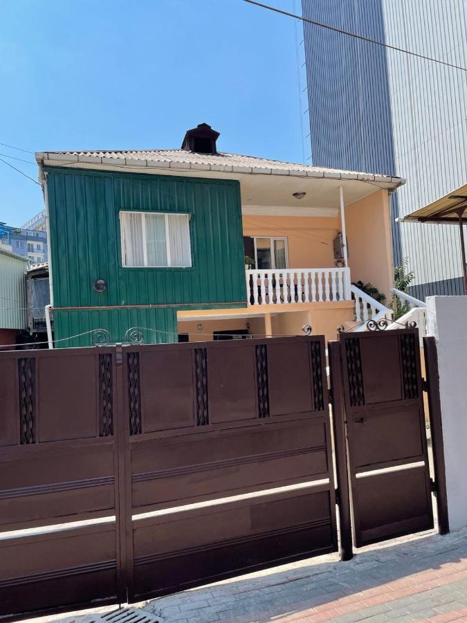 Family Home Батуми Екстериор снимка